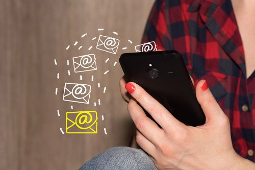 Foto: Person mit Smartphone